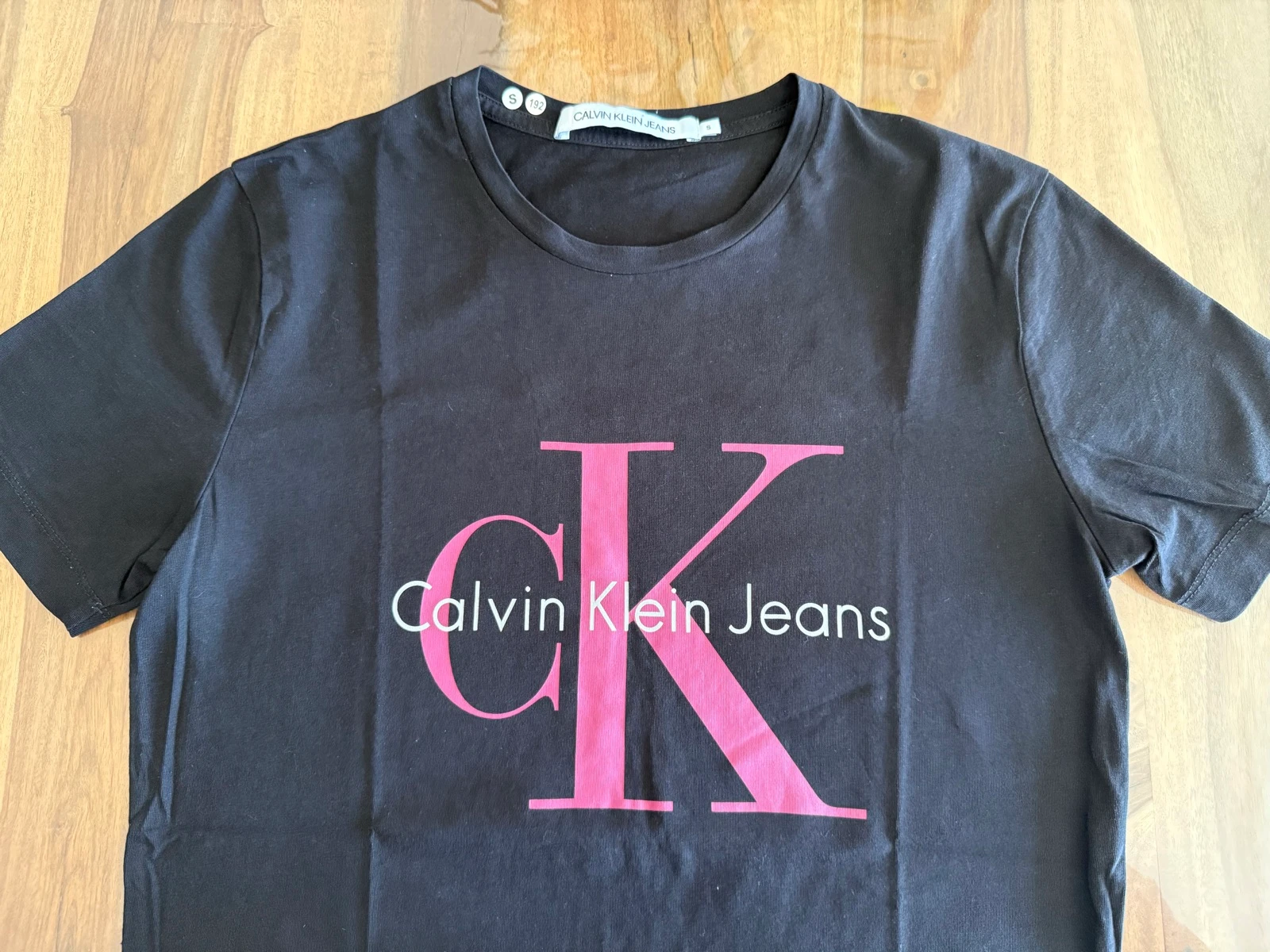 T-shirt Calvin Klein Jeans Homem P – Preto Logo CK Rosa – Quase Novo – photo 4